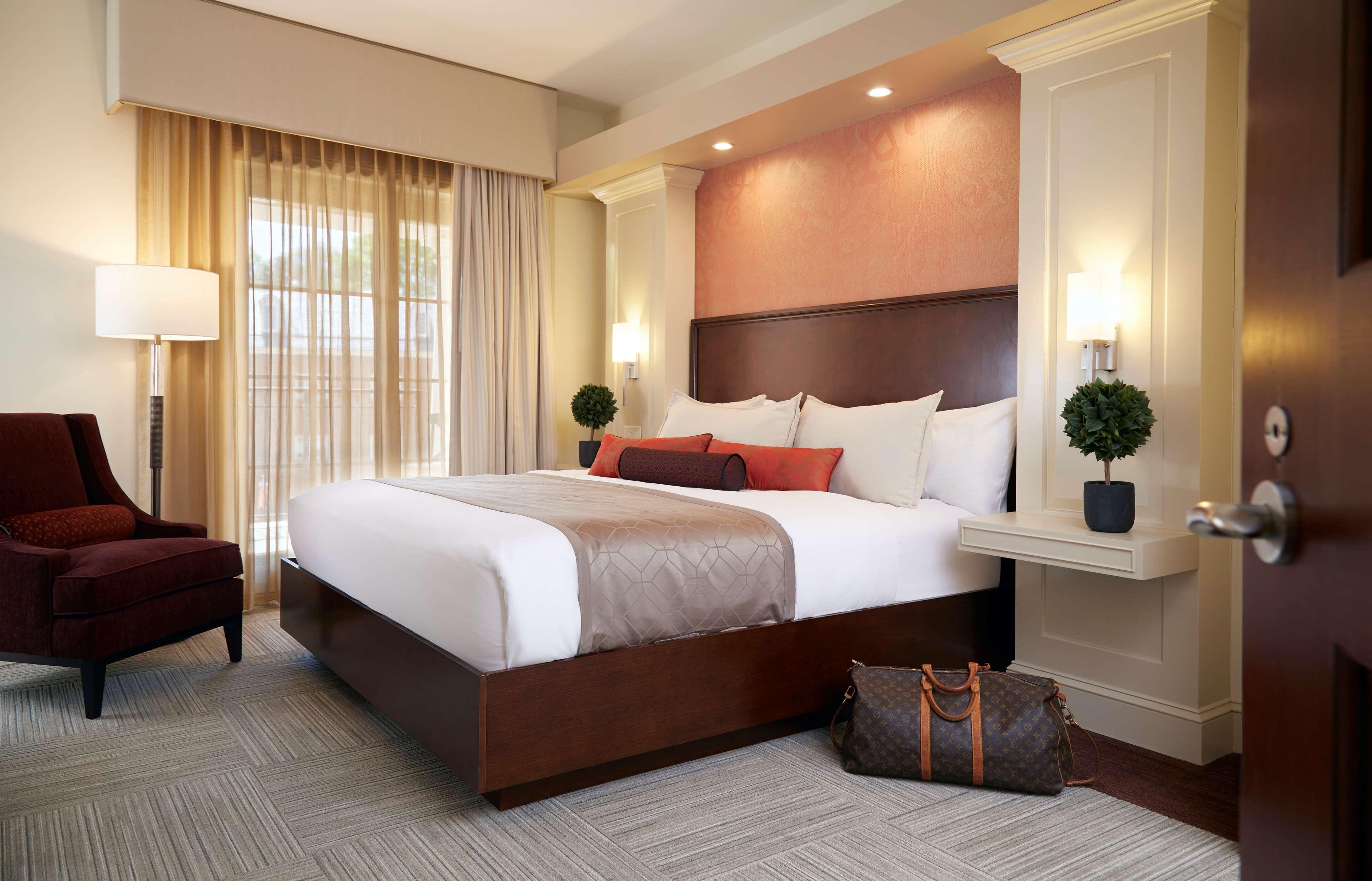 Rizzo Center, A Destination By Hyatt Hotel Чейпъл Хил Екстериор снимка