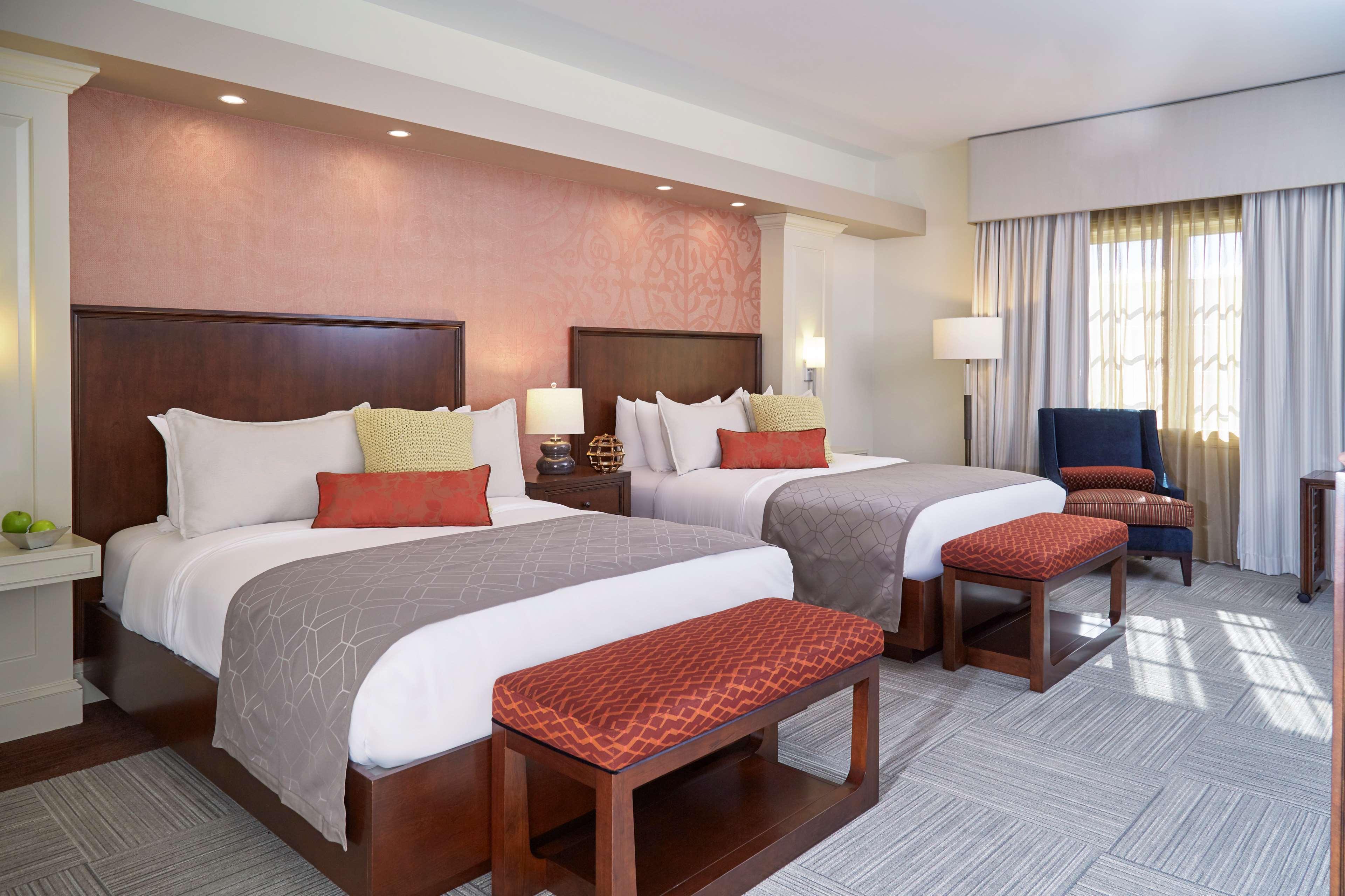Rizzo Center, A Destination By Hyatt Hotel Чейпъл Хил Екстериор снимка